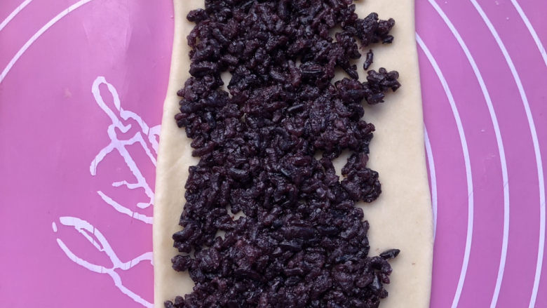 紫米水立方,均匀铺上紫米馅。