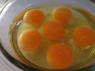 素三鲜柳叶包,6个小鸡蛋，加半小勺盐，一汤匙料酒打散。