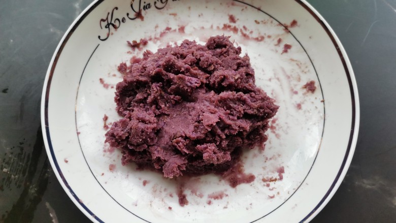 紫薯糯米糍,压成泥搓成小圆球备用