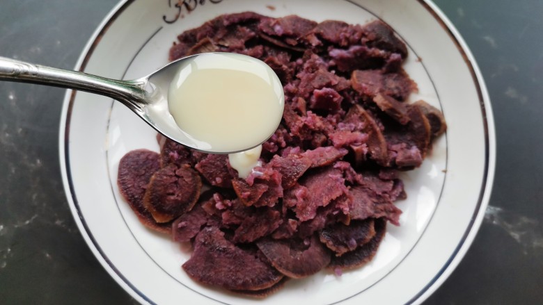 紫薯糯米糍,蒸好的紫薯趁热倒入炼乳，蜂蜜