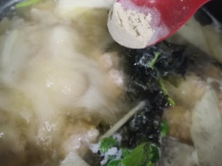 冬瓜肉丸汤,最后加入胡椒粉和味精调味，
