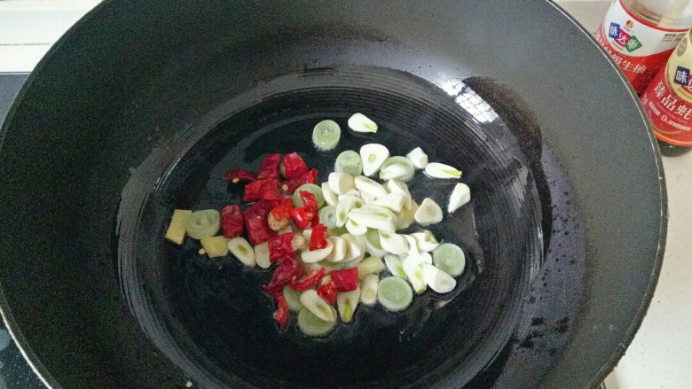 酸菜肥牛,炒锅中加入适量油，油热放入葱姜蒜干辣椒爆香