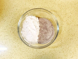 黑米馒头,将两种面粉称量混合在一起