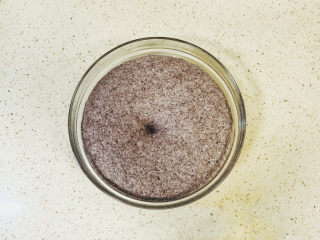 黑米馒头,静置发酵一个小时左右，发酵后的面团，用手搓一个洞，是不回弹的