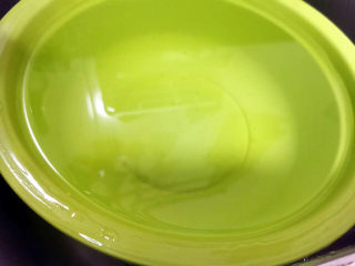 柚子糖,继续泡水，挤干，来回三～四次后，水变清就可以了