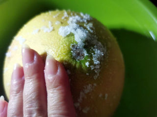 柚子糖,先用盐搓洗柚子皮