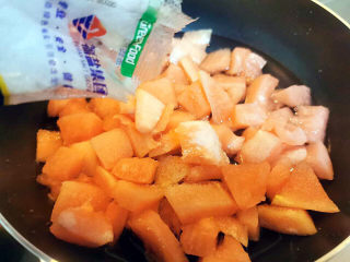 柚子糖,柚子瓤放锅中加盐和水