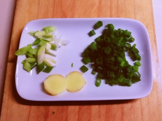 海参烧豆腐,姜切片 小葱切葱花  葱绿与葱白分开。