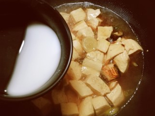 海参烧豆腐,倒入水淀粉增稠。