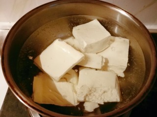 海参烧豆腐,豆腐放入开水中煮2分钟切块。