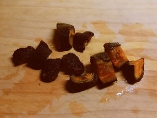 海参烧豆腐,即食海参切块。


