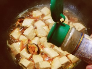 海参烧豆腐,放入胡椒粉增香。