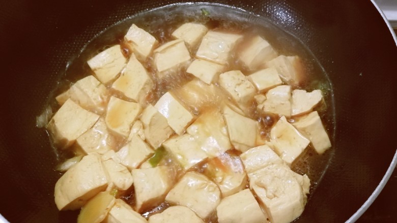 海参烧豆腐,添加适量清水，大火烧开。
