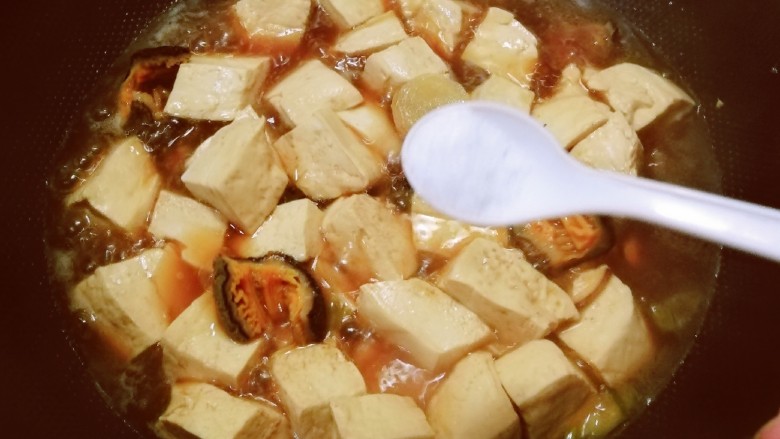 海参烧豆腐,放入盐调味。