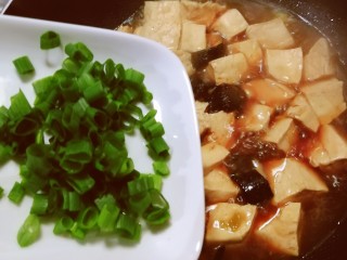 海参烧豆腐,放入葱绿。