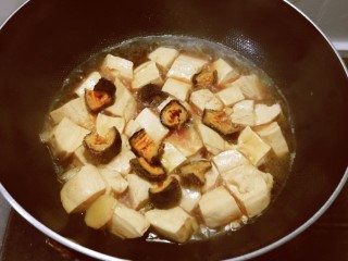 海参烧豆腐,烧1分钟入味。