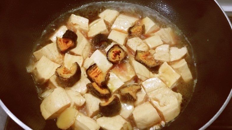 海参烧豆腐,烧1分钟入味。