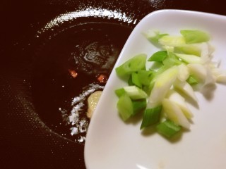 海参烧豆腐,起油锅放入食用油 爆香八角 姜片 葱白。