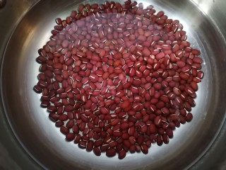 黑米馒头,红豆放入锅内煮