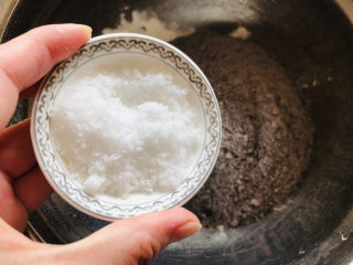 黑米馒头,10克白糖，白糖可以更好的促进面团发酵。
