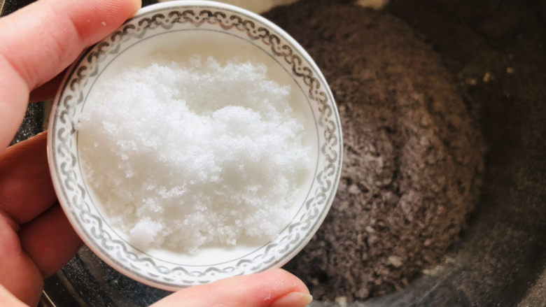 黑米馒头,10克白糖，白糖可以更好的促进面团发酵。