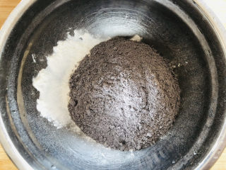 黑米馒头,把称好的白面粉跟黑米面粉分别倒入揉面盆中。