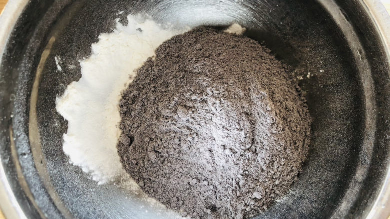 黑米馒头,把称好的白面粉跟黑米面粉分别倒入揉面盆中。