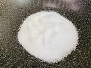 盐焗花生米,锅中加入盐