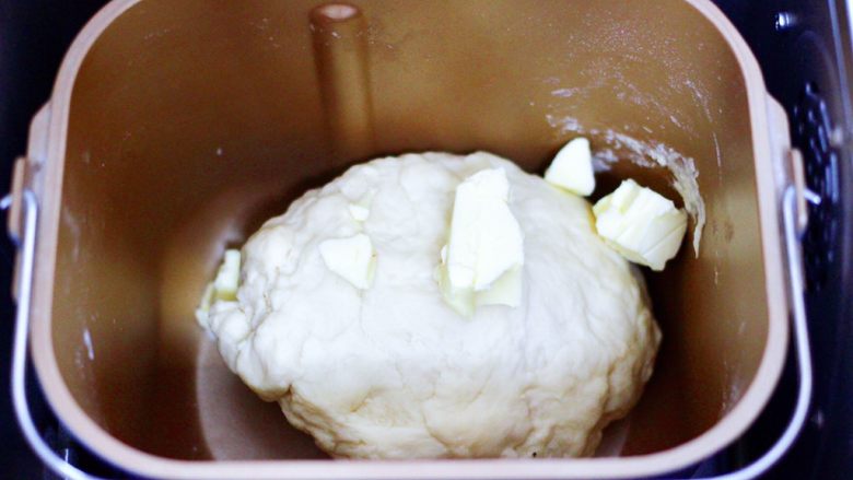 一次发酵网红小熊挤挤面包，宝贝超爱,启动和面模式，揉至10分钟有厚膜后，加入黄油继续一个和面10分钟。