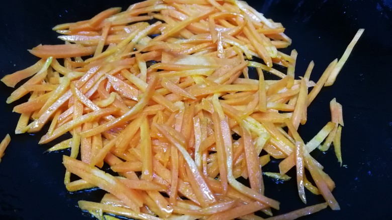 酸辣荞麦面,放入胡萝卜，文火炒软备用。