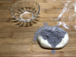 黑米馒头,取1/3面团，揉入15克黑米粉，揉的时候要加入适量水