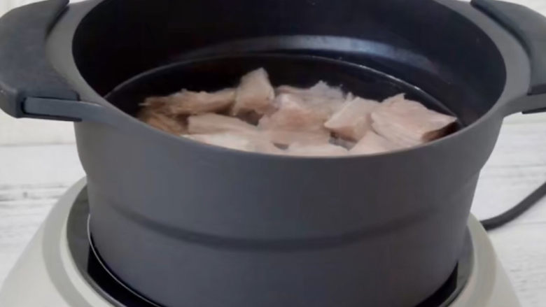 排骨糯米饭,排骨冷水上锅
