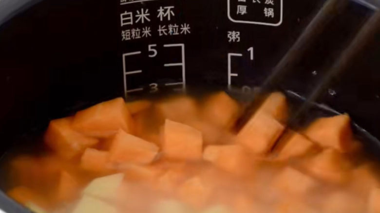 排骨糯米饭,用筷子拨平