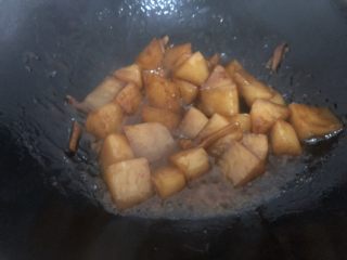 红烧萝卜,煮变稠撒点葱花起锅。