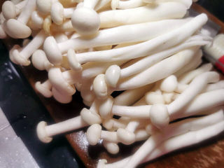 奶油蘑菇浓汤,海鲜菇去菇脚，洗净切段