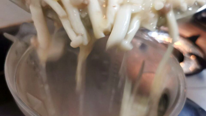 奶油蘑菇浓汤,煮至浓稠，倒入破壁机打成糊