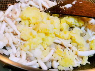 奶油蘑菇浓汤,加入土豆泥及盐，胡椒粉调味