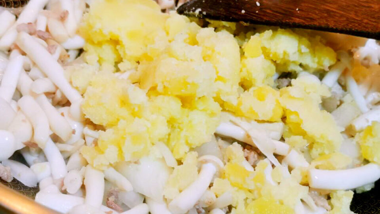 奶油蘑菇浓汤,加入土豆泥及盐，胡椒粉调味