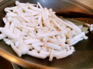 奶油蘑菇浓汤,干锅煸海鲜菇