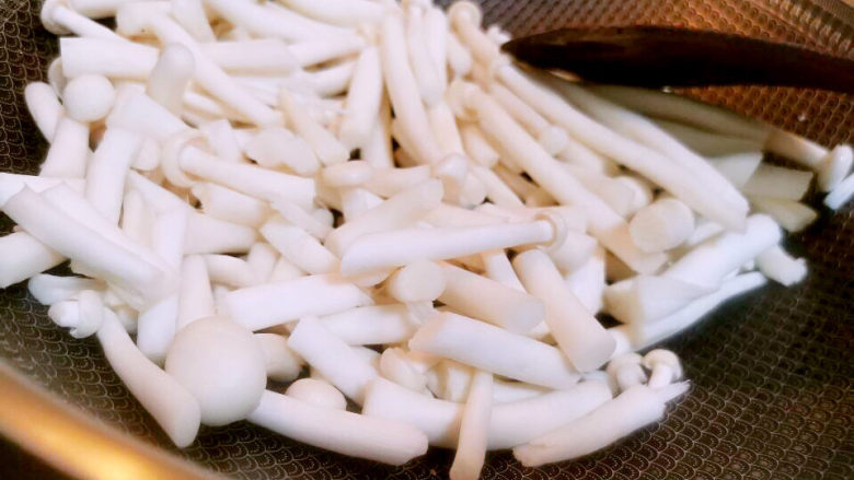 奶油蘑菇浓汤,干锅煸海鲜菇