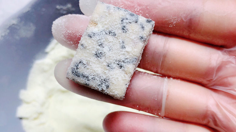 芝麻花生糖,在糖四周粘上一层奶粉，避免糖粘黏在物体上。