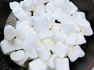 芝麻花生糖,锅中放入棉花糖，小火儿慢慢炒化。