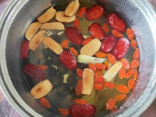 桂圆红枣枸杞姜汤,大火煮15～20分钟即可