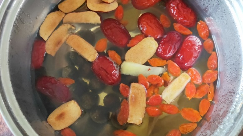 桂圆红枣枸杞姜汤,大火煮15～20分钟即可