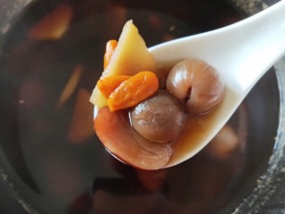 桂圆红枣枸杞姜汤,最后放入红糖调味