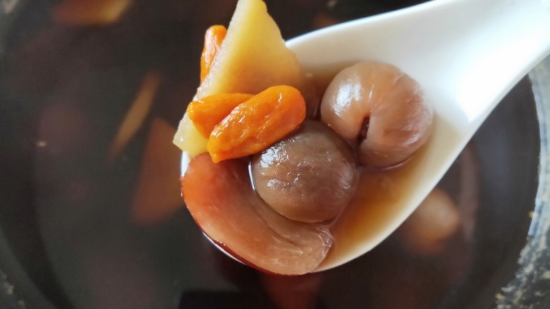 桂圆红枣枸杞姜汤,最后放入红糖调味