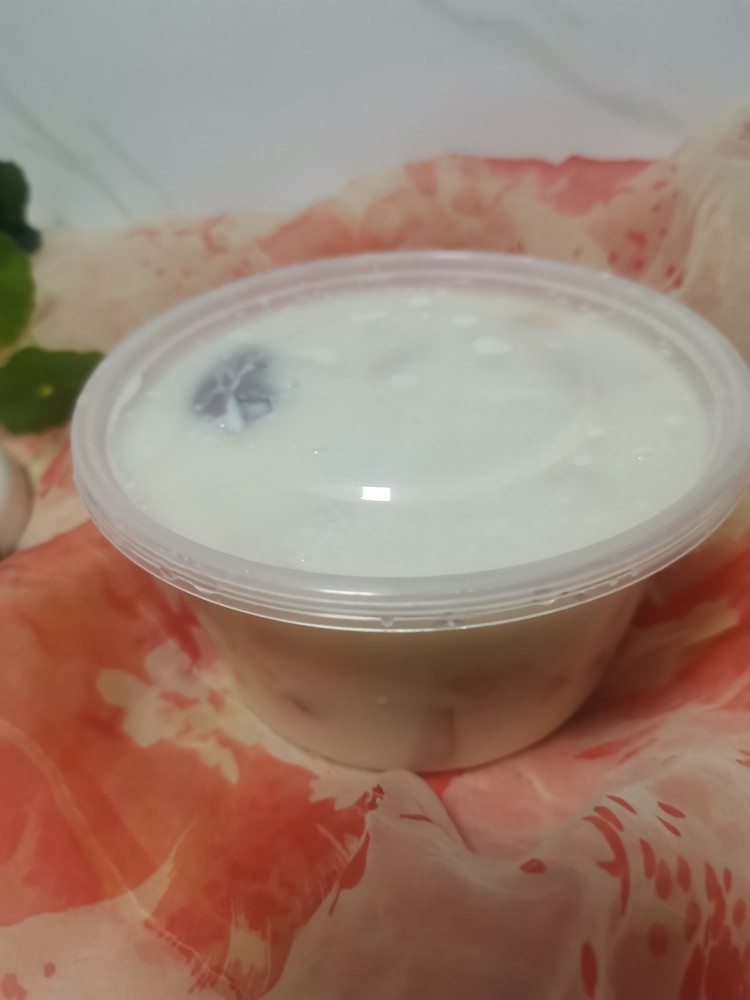 木瓜炖奶,喜欢喝凉的就装到密封盒子里放冰箱冷藏后在吃。味道也是不错的。