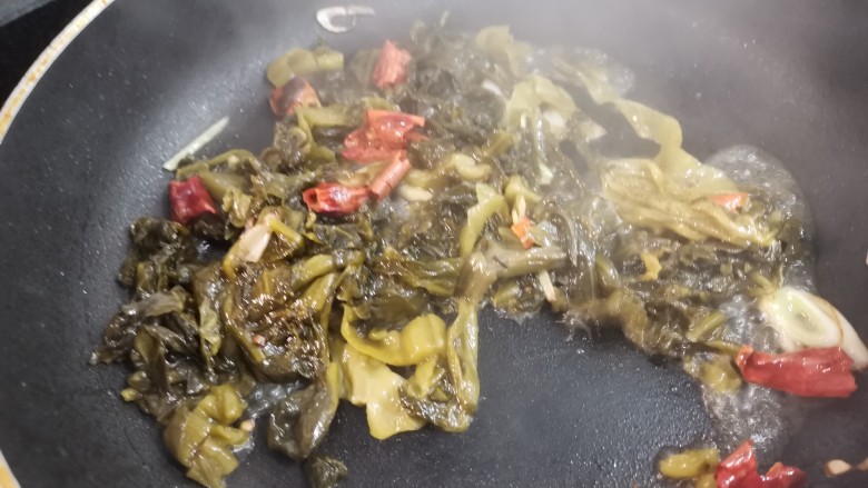 酸菜肥牛,加入酸菜煸炒。