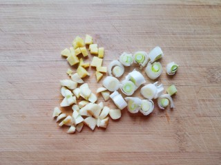 红烧萝卜,葱姜蒜分别切碎备用。