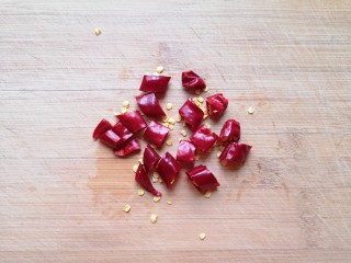 红烧萝卜,干红辣椒切成段。